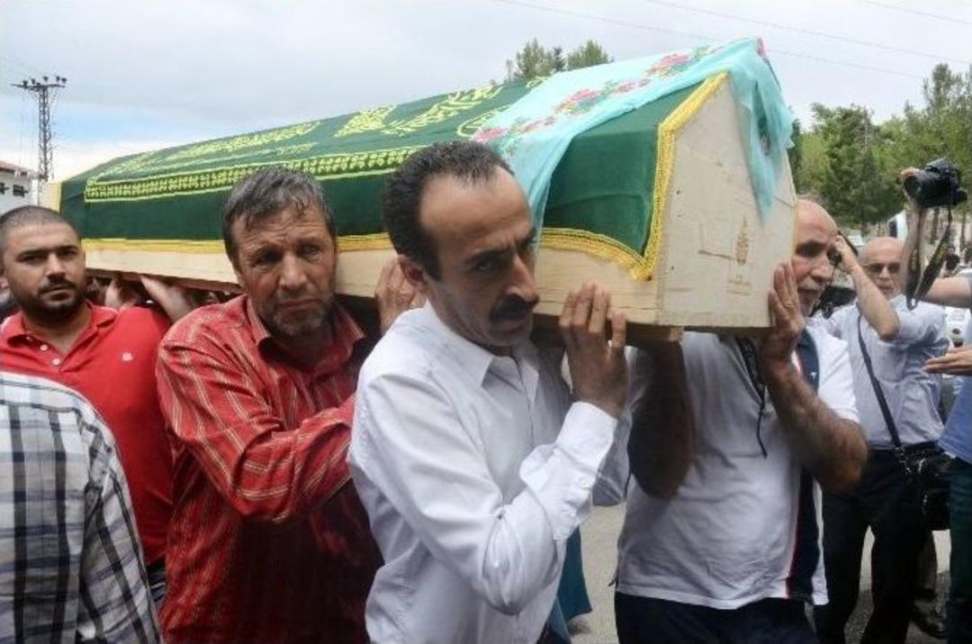 Ter&ouml;r Kurbanı Gen&ccedil; Bankacı Malatya&rsquo;da Toprağa Verildi