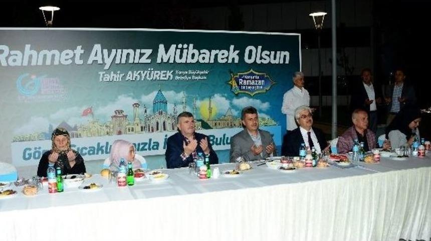 Başkan Aky&uuml;rek, Huzurevi Sakinleri Ve &Ccedil;ocuklarla İftarda Buluştu