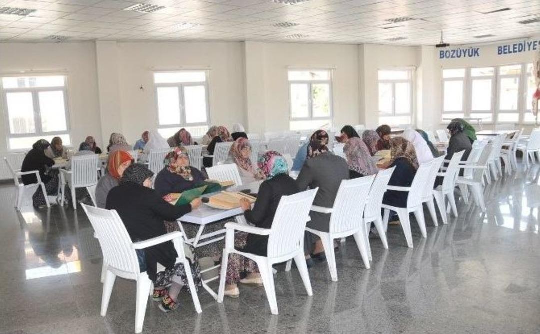 Boz&uuml;y&uuml;k&rsquo;l&uuml; Hanımlar Mukabele Programlarında Bir Araya Geliyor