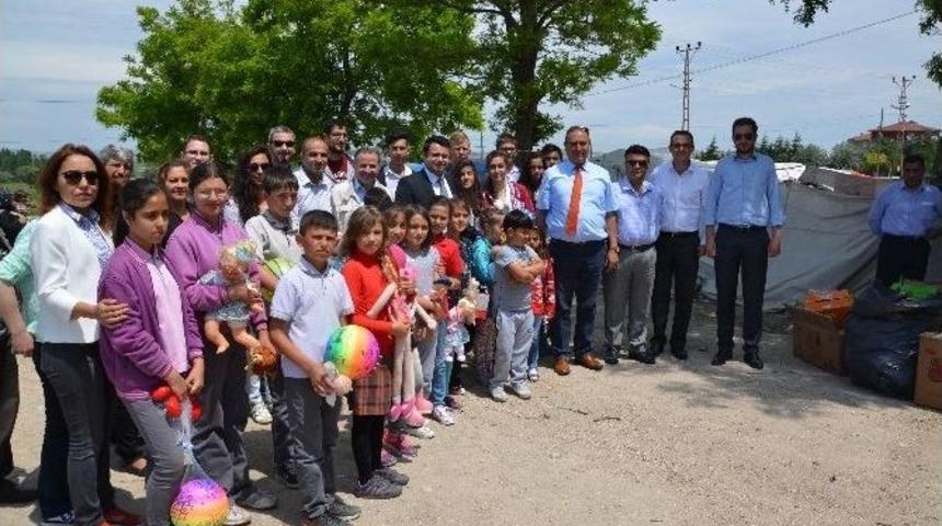 Oyuncaklarını Urfalı Misafir &Ouml;ğrenci Arkadaşlarıyla Paylaştılar