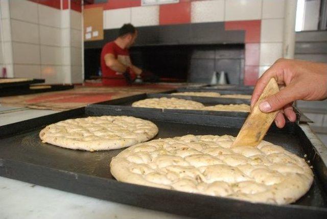 Ramazan Çöreği Vitrinlerdeki Yerini Aldı