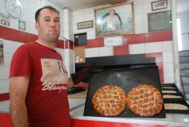 Ramazan Çöreği Vitrinlerdeki Yerini Aldı