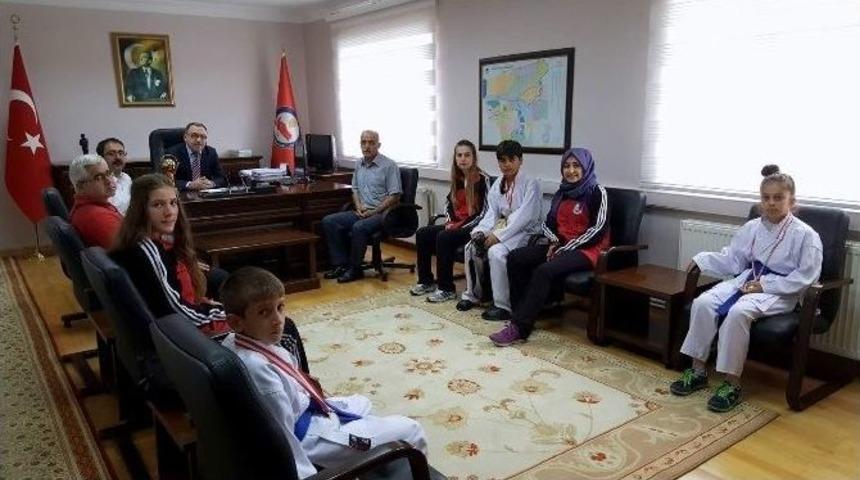 Arifiyeli Sporcular Arifiye Belediye Başkanı Karakulluk&ccedil;uyu Ziyaret Etti