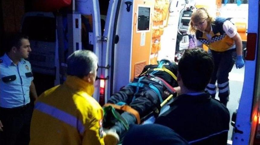 Şoka Giren S&uuml;r&uuml;c&uuml; Otomobilin Camı Kırılarak &Ccedil;ıkartıldı