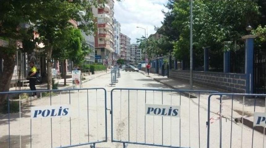 Siirt Emniyet M&uuml;d&uuml;rl&uuml;ğ&uuml; Caddesi Trafiğe Kapatıldı