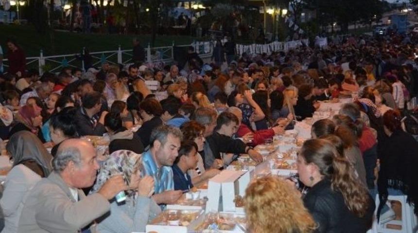 H&uuml;rriyet Mahallesi Sevgi Sofralarında Buluştu