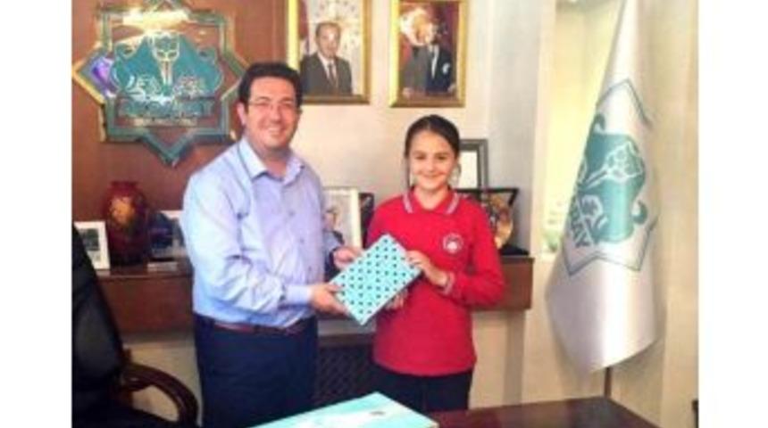 Başkan Yazgı&rsquo;dan, Mektup Birincisi Sevdenur&rsquo;a Tablet &Ouml;d&uuml;l&uuml;