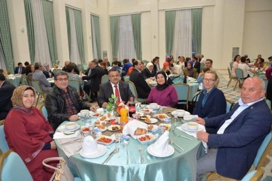 Bilecik Belediyesi Meclis &Uuml;yeleri İftar Sofrasında Bir Araya Geldi