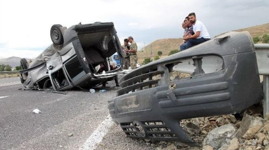 Elazığ&rsquo;da Aynı İstikamette Giden İki Ara&ccedil; &Ccedil;arpıştı: 6 Yaralı