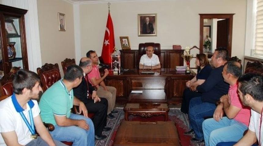 İşitme Engelliler Şampiyonluk Kupasını Vali Demirtaş&rsquo;a Teslim Etti