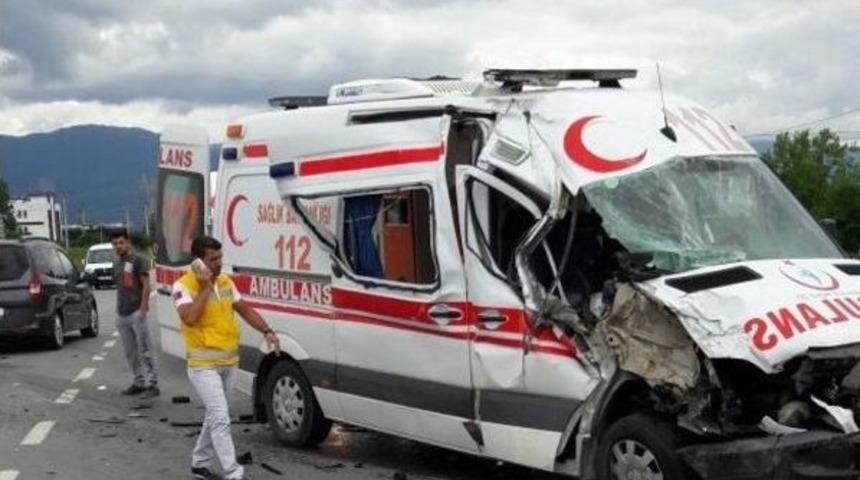 Sakarya&rsquo;da Ambulans İle Tır &Ccedil;arpıştı