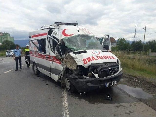 Sakarya’da Ambulans İle Tır Çarpıştı