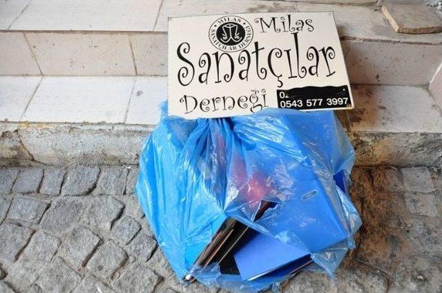 Milas’ta Sanatçılar Sokağa Atıldı İddiası