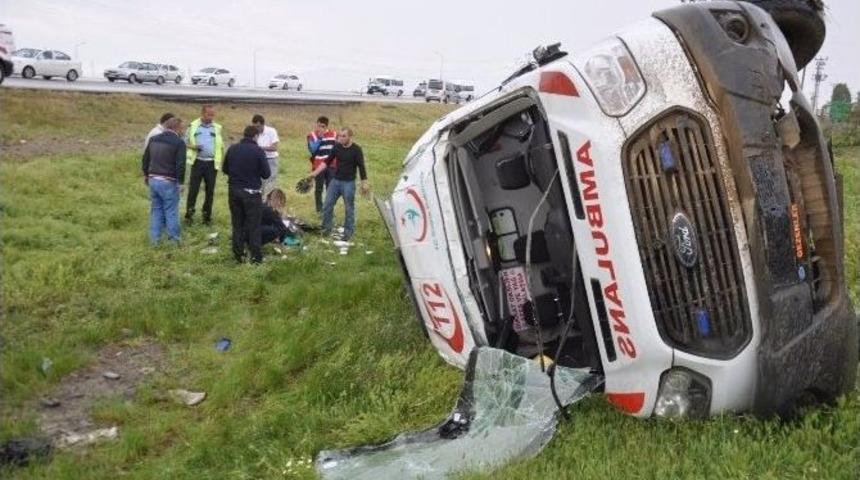 Ambulans Takla Attı: 1 &Ouml;l&uuml;, 4 Yaralı