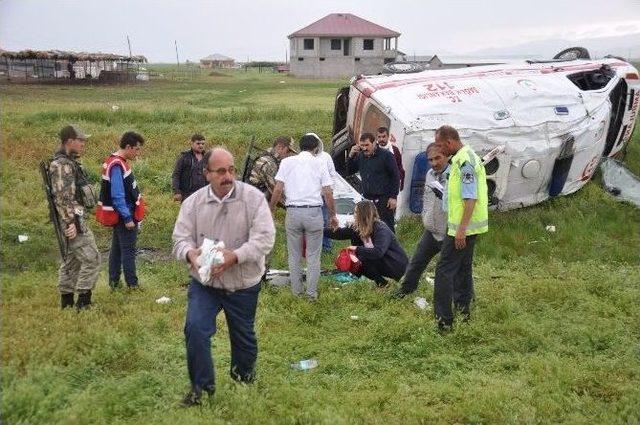 Ambulans Takla Attı: 1 Ölü, 4 Yaralı