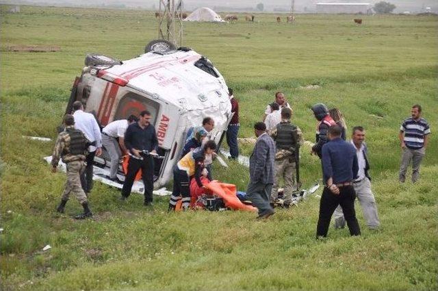 Ambulans Takla Attı: 1 Ölü, 4 Yaralı