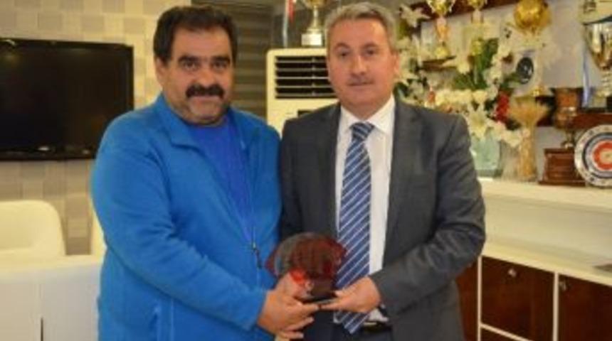 Taşkesenligil&rsquo;e Teşekk&uuml;r Plaketi