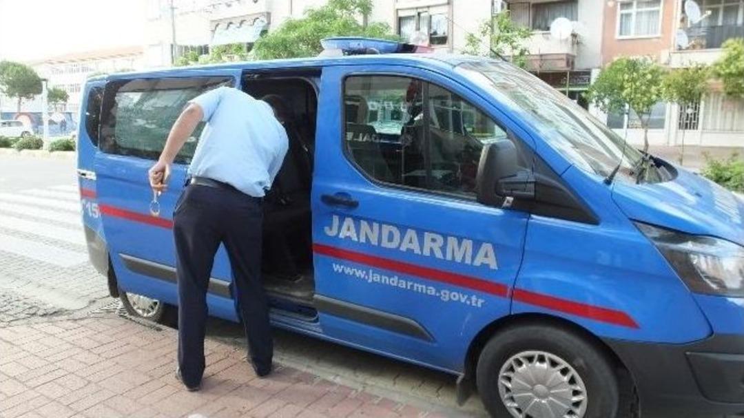 İzne &Ccedil;ıkan Asker Jandarma Aracının Camını Kırdı