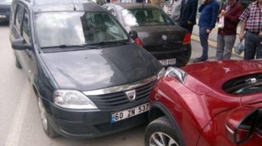 El Freni &Ccedil;ekilmeyen Otomobil İki Otomobile &Ccedil;arptı