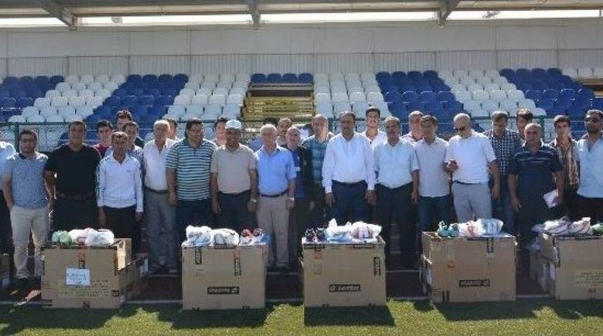 Kilis Belediyesinden Amat&ouml;r Spor Kul&uuml;plerine Spor Malzemesi
