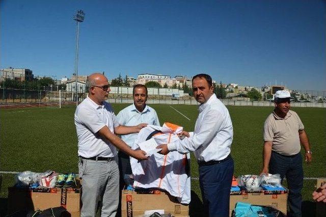 Kilis Belediyesinden Amatör Spor Kulüplerine Spor Malzemesi