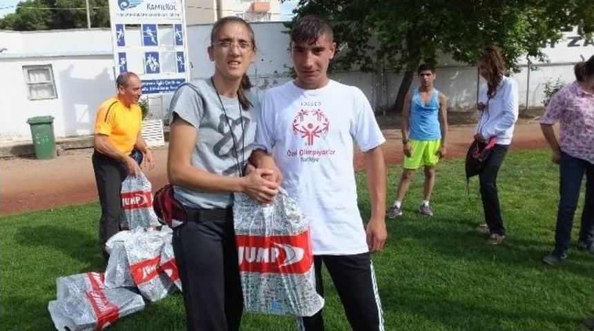 Burhaniye&rsquo;de &Ouml;zel Sporculara Milli Eğitimden Spor Ayakkabı