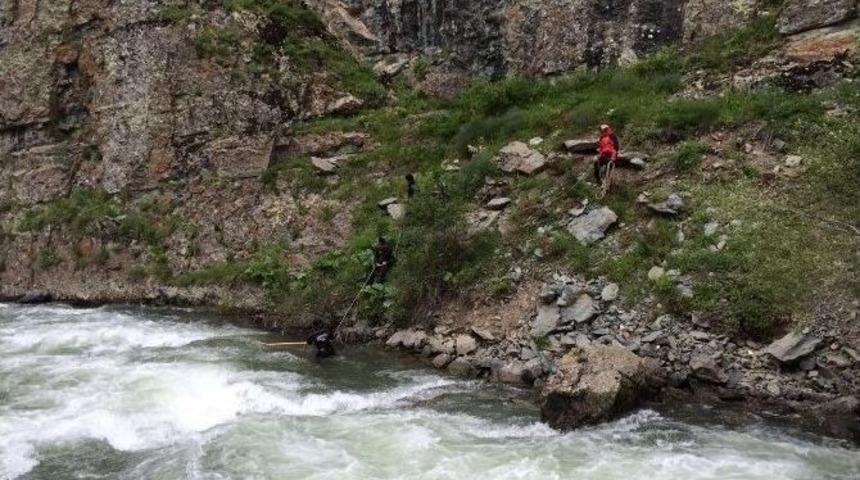 Derede Kaybolan İki Kardeşten Biri Bulundu, Diğeri Aranıyor