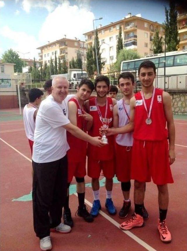 3x3 Basketbol Sokak Turnuvasında 285 Sporcu Mücadele Etti