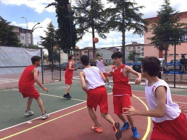 3x3 Basketbol Sokak Turnuvasında 285 Sporcu Mücadele Etti