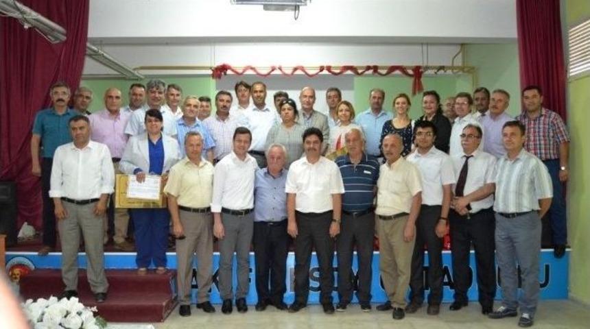 Ayvalıkta İl&ccedil;e Milli Eğitim M&uuml;d&uuml;rl&uuml;ğ&uuml;nden Katkılarıyla Okullara Kıyafet Yardımı