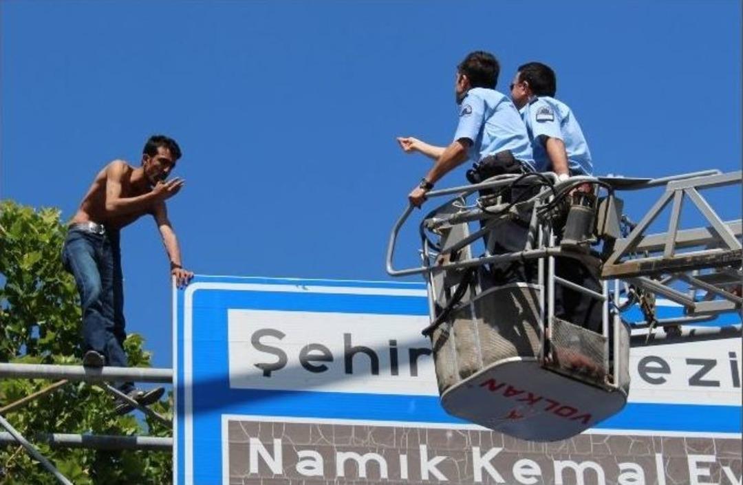 2 G&uuml;n &Uuml;st &Uuml;ste Aynı Tabelanın &Uuml;zerinde İntihara Kalkıştı