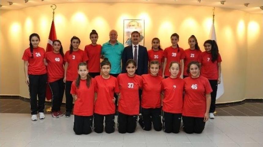 Başkan Şirin K&uuml;&ccedil;&uuml;k Hentbol Ve Voleybolcuları Ağırladı