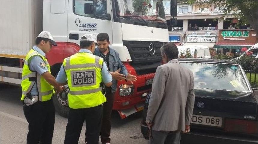 Kamyon İle Otomobil &Ccedil;arpıştı: 2 Yaralı