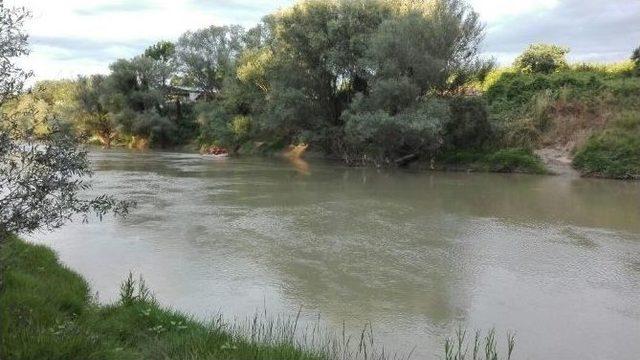 14 Yaşındaki Çocuk, Balık Tutarken Nehre Düştü