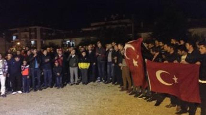 Şehidin Evinin &Ouml;n&uuml;nde Toplanan 200 Kişi Ter&ouml;re Tepki G&ouml;sterdi