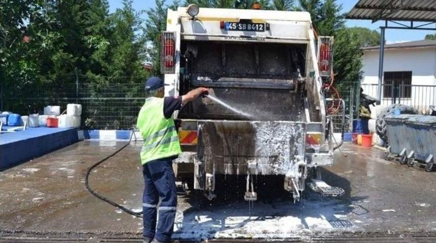 Salihli&rsquo;de &Ccedil;&ouml;p Konteynırları Temizleniyor