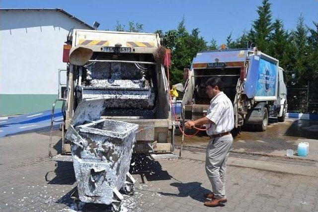 Salihli’de Çöp Konteynırları Temizleniyor