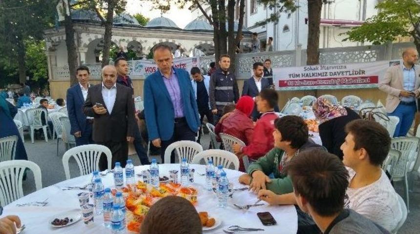 İftar Sokakta, Yemekler Porselen Tabakta