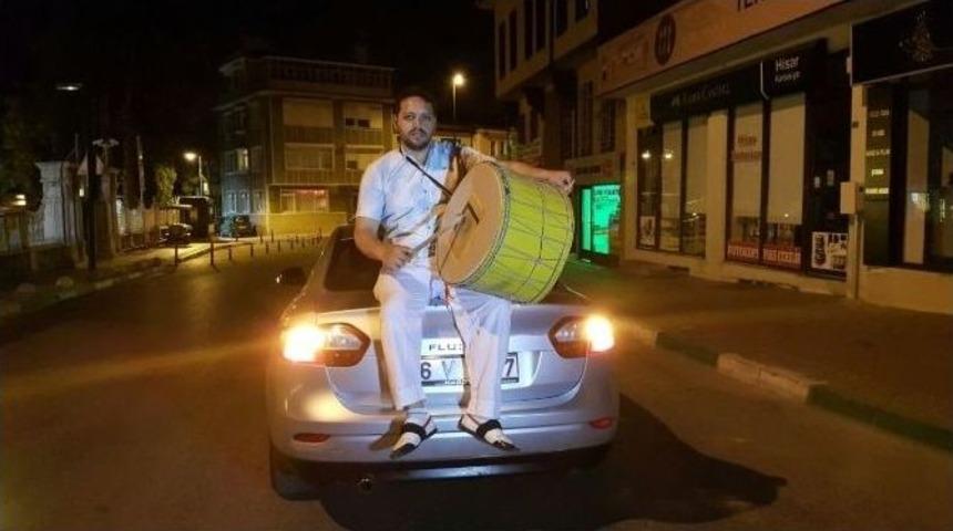 Tarihi Mahallenin Davulcusu, L&uuml;ks Otomobille Sokakları Gezdi...(&ouml;zel Haber)