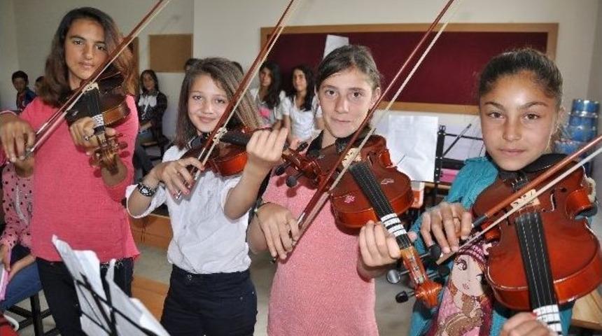(&ouml;zel Haber) M&uuml;zik &Ouml;ğretmeni K&ouml;y &Ccedil;ocuklarının Hayalini Ger&ccedil;ekleştirdi
