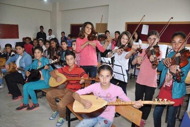 (özel Haber) Müzik Öğretmeni Köy Çocuklarının Hayalini Gerçekleştirdi