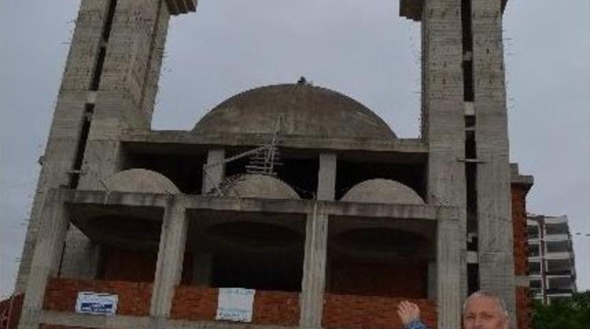 Mimarisi Nedeniyle Kiliseye Benzetilen Camiye Yardım Toplayamayınca &Ccedil;areyi Cami İnşaatını Diyanet&rsquo;e Devretmekte Buldular