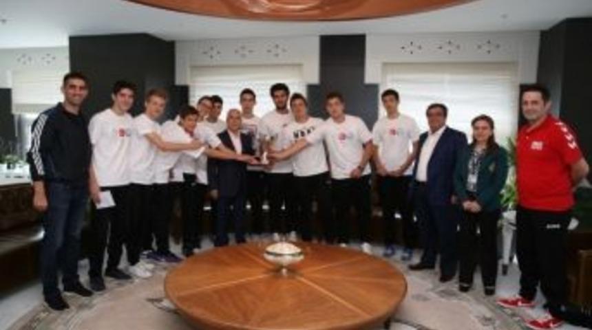 Nil&uuml;fer Belediyespor Basketbol Takımı Lublin&rsquo;de G&uuml;m&uuml;ş Madalya Kazandı