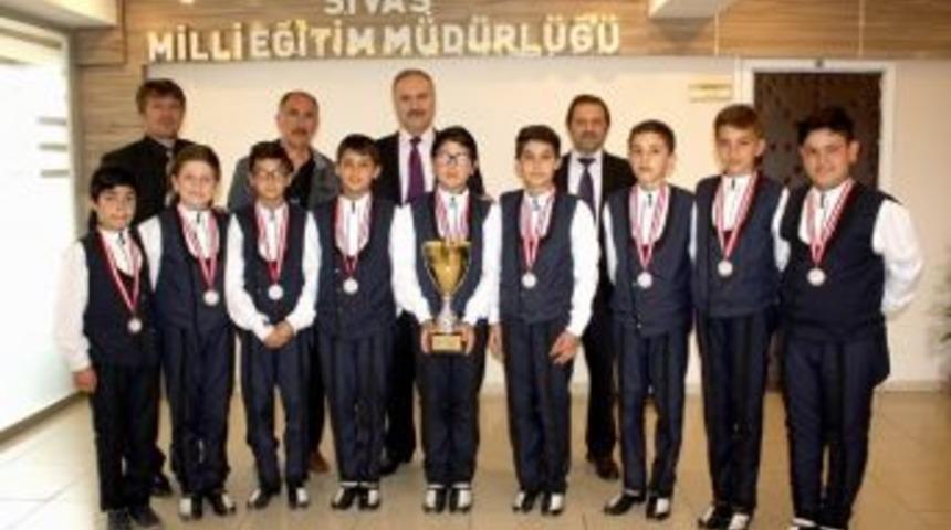 Şampiyon &Ouml;ğrencilerden Altınsoy&rsquo;a Ziyaret