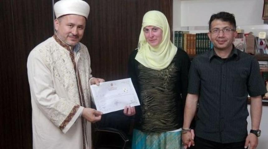 Amerika&rsquo;da Evlendi, T&uuml;rkiye&rsquo;de M&uuml;sl&uuml;man Oldu