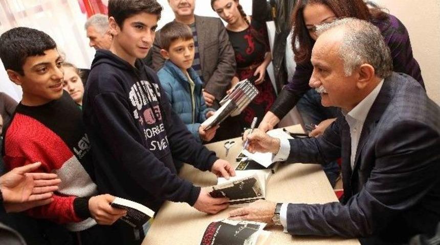 Bayraklı Belediyesi&rsquo;ne &ldquo;k&uuml;t&uuml;phane&rdquo; Teşekk&uuml;r&uuml;