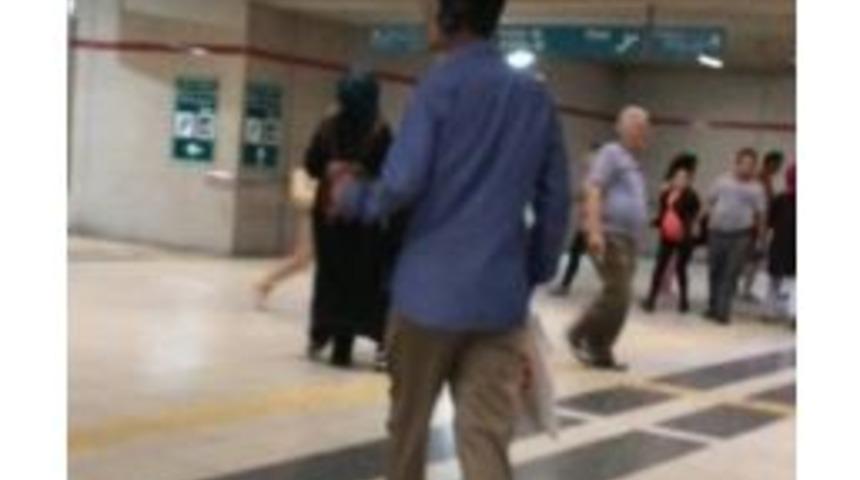 İzmir Metrosunda Herkesi Şaşırtan G&ouml;r&uuml;nt&uuml;