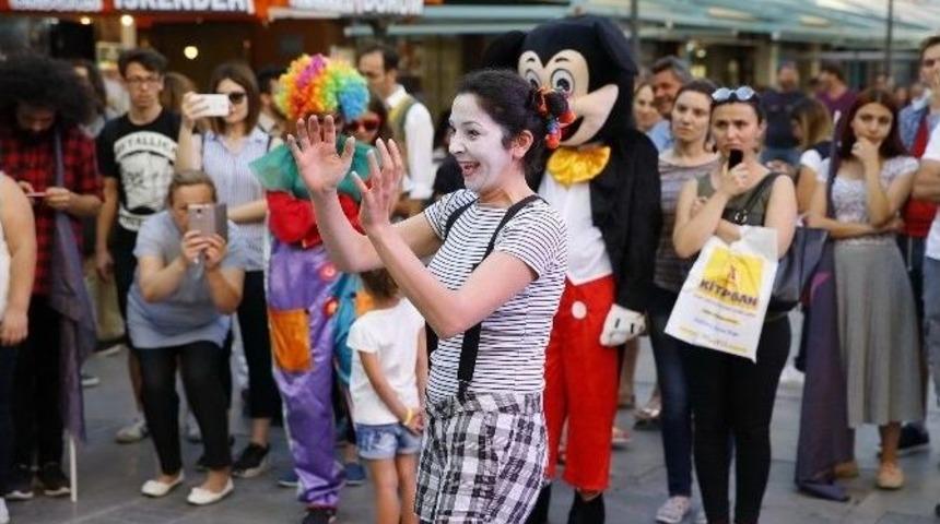 Konak&rsquo;ın Sokaklarında Tiyatro Var