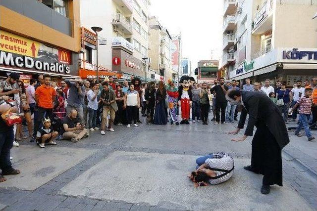 Konak’ın Sokaklarında Tiyatro Var