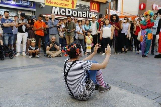 Konak’ın Sokaklarında Tiyatro Var